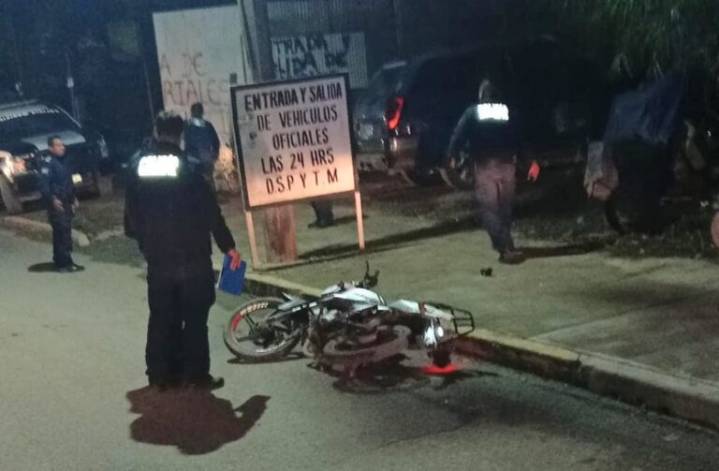 Motociclista ebrio atropella a un policía frente a la comandancia de Huejutla