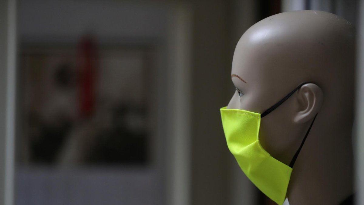 Sanidad y autonomías recomiendan desde el uso de mascarillas al teletrabajo para frenar la expansión de la gripe y la covid