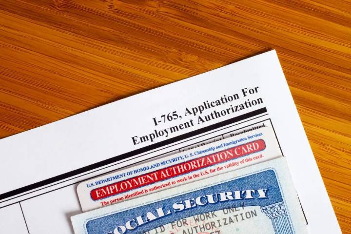 USCIS reduce validez de permisos de trabajo, ¿a quién afecta?