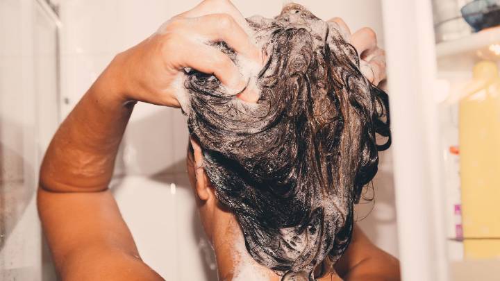 A "Shampoo Sandwich" Is The Technique for Perfect Hair, According to Experts