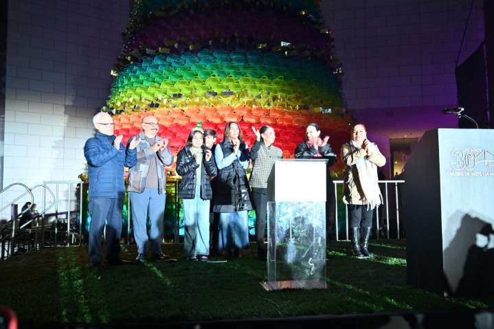 ¡Brilla ya la Navidad! Encienden pino en el Museo de Historia