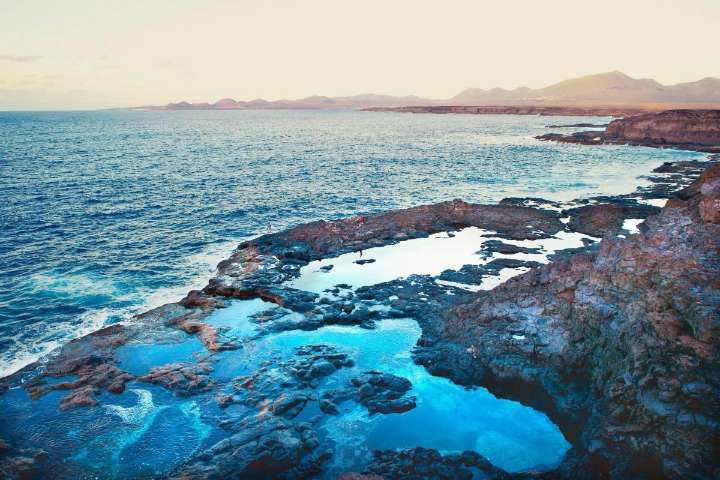 Un golpe de mar en Lanzarote arrastra a dos pescadores: uno, en estado grave
