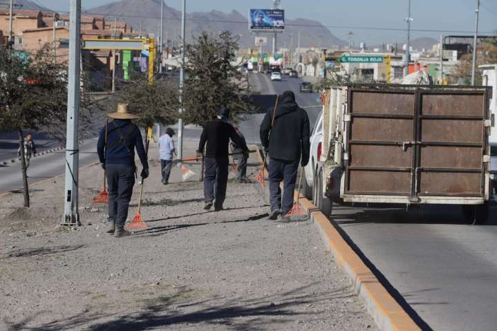 Limpian el bulevar Zaragoza previo al desfile del 366 aniversario de Juárez