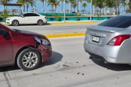 Fuerte colisión por alcance deja cuantiosos daños materiales en Playa Norte de Ciudad del Carmen
