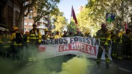 Dos detenidos y catorce heridos en una concentración de bomberos forestales de Madrid