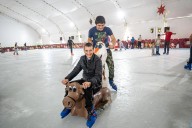 Pista de hielo gratuita en el Ayuntamiento lista para el público