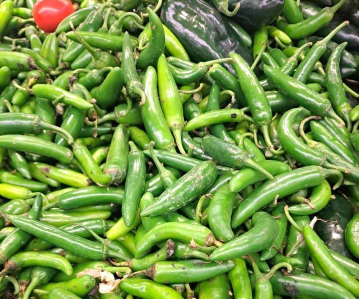 Consumidores impactados por el costo del chile serrano