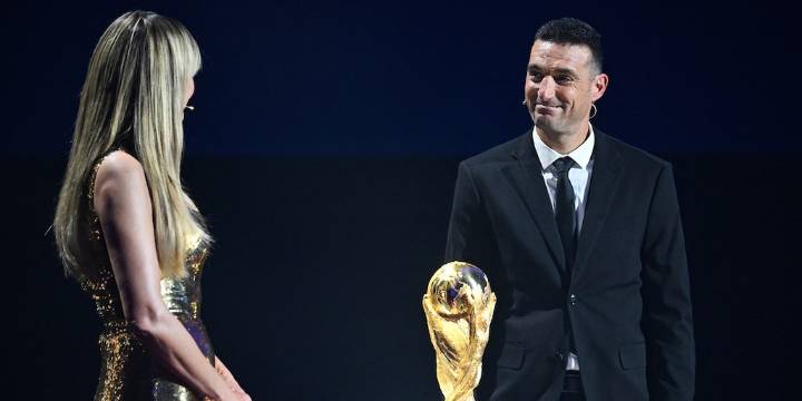 Scaloni habló tras el sorteo del Mundial: la explicación de los guantes que usó para llevar la Copa y los posibles cruces