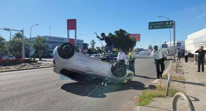 Vehículo vuelca tras perder el control al norte de Hermosillo