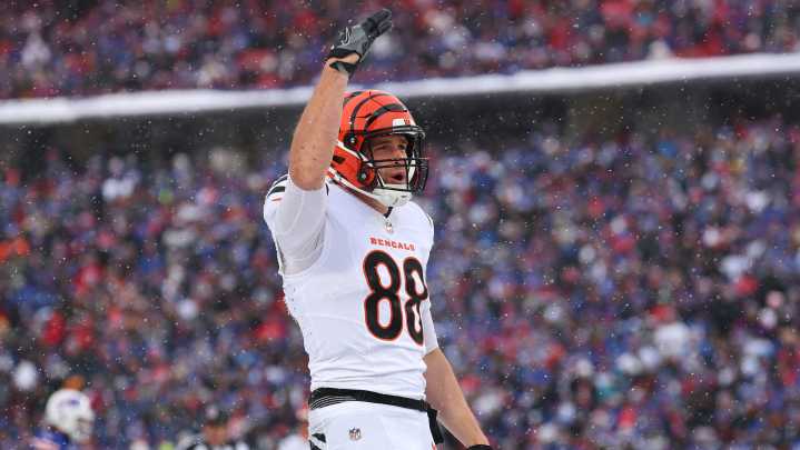 Bengals' Mike Gesicki hits The Griddy after touchdown in snow against Bills