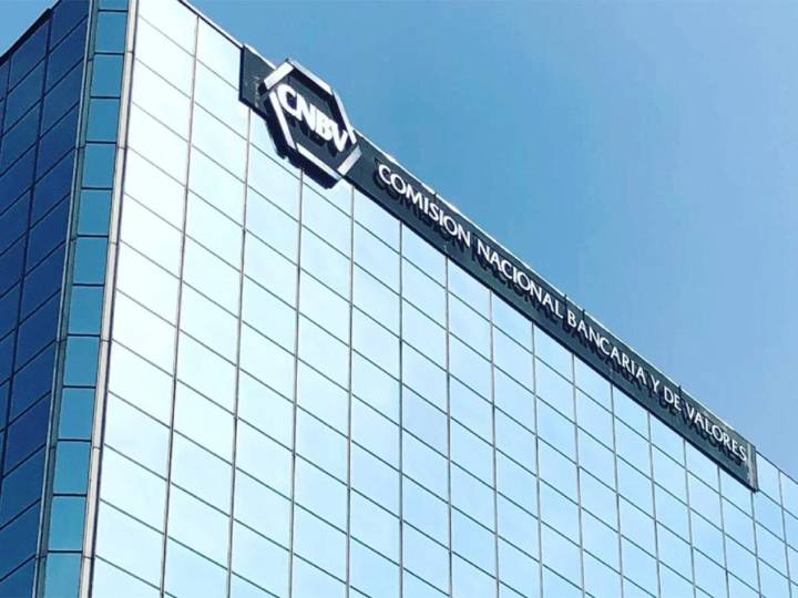 CNBV mantiene vacíos de supervisión frente a riesgos antilavado en el sistema financiero