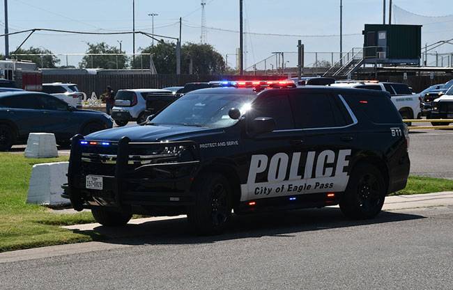 Detienen a dos sujetos que robaron un vehículo en Eagle Pass