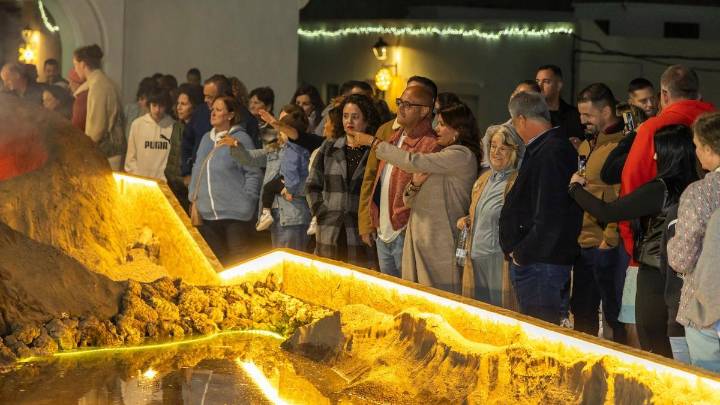 Teguise da la bienvenida a la Navidad con el encendido de luces y un belén renovado