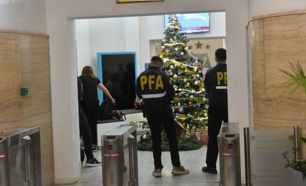 Más de 12 horas de allanamientos en las sedes de la AFA y de varios clubes por la financiera relacionada con el “Chiqui” Tapia