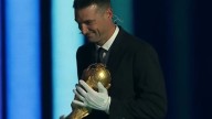 ¡Con guantes! Así fue el momento en que Lionel Scaloni entregó la Copa del Mundo