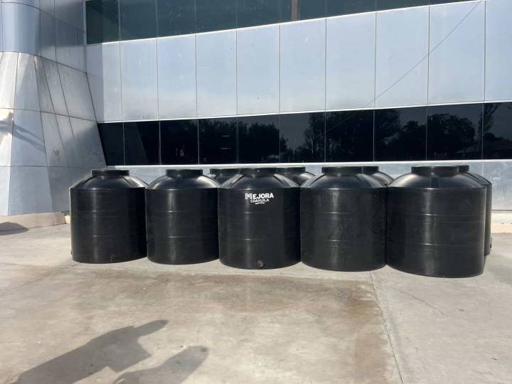 Entregan tinacos a bajo costo a 65 familias en Ciudad Acuña