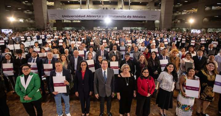 Mario Delgado entrega 911 títulos UnADM y destaca plataforma SaberesMX SEP
