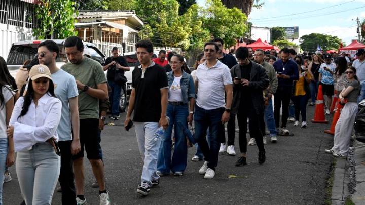 Largas filas en Honduras frente a los centros de votación