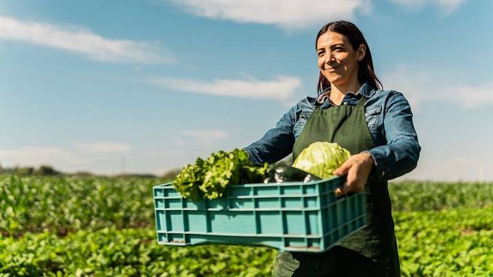 Hablamos del papel de las mujeres en la historia agraria con el ministro de Agricultura