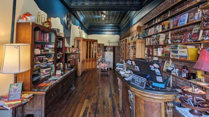 Mitch Albom's notes from a book tour: America still turning its pages