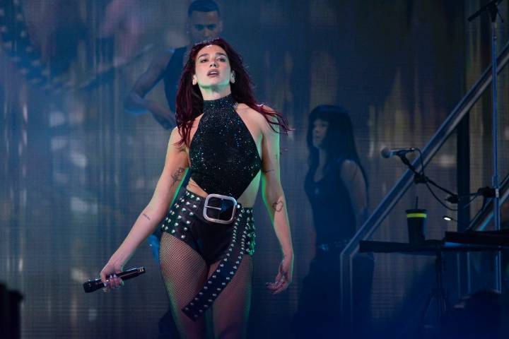 Dua Lipa canta ‘Amor Prohibido’ de Selena Quintanilla en su último concierto en México
