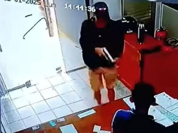 A punta de pistola robaron casi 30 millones de pesos y 12 mil dólares en Puerto Iguazú