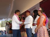 Nino Morales y sus hermanos indígenas reciben cuentas de Salomón Jara