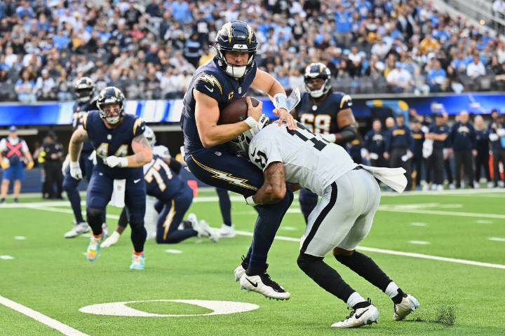 Raiders fall to Los Angeles Chargers for 6th straight loss