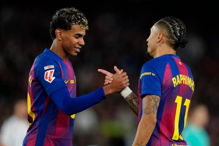 Un doblete de Raphinha hace más líder al Barça