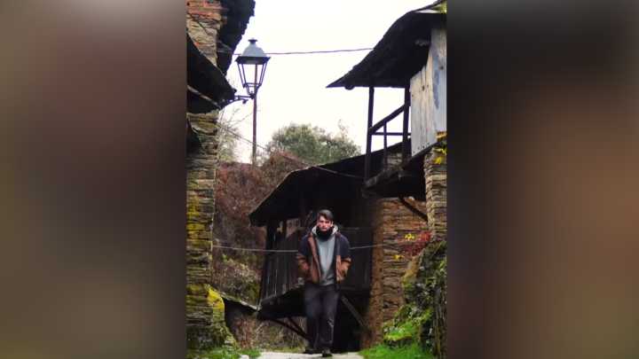 Marc y Laia (24) compran una casa en un pueblo abandonado en El Bierzo de León: "Dejamos Barcelona, queríamos un cambio de vida"
