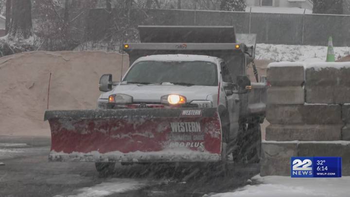 Snowstorm hits western Massachusetts, DPW crews clear roads