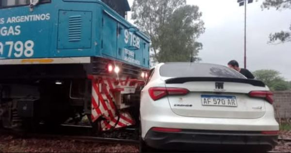 Impactante choque entre un tren y un auto en Salta: "Quedó paralizada en medio del paso"