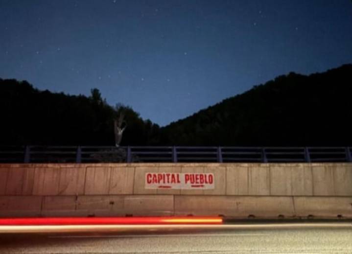 Deportes | Un cartel en el Puerto de la Cadena señala las direcciones hacia el "pueblo" y la "capital"