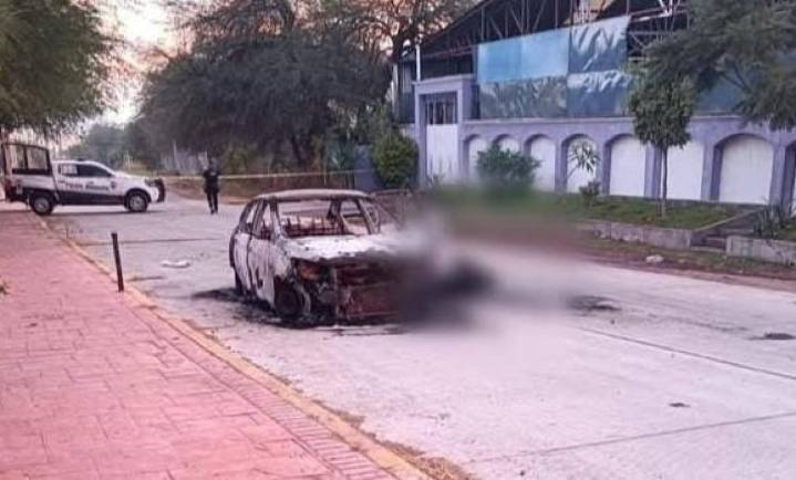 Prenden fuego a vehículo en Cuitzeo; chofer muere calcinado