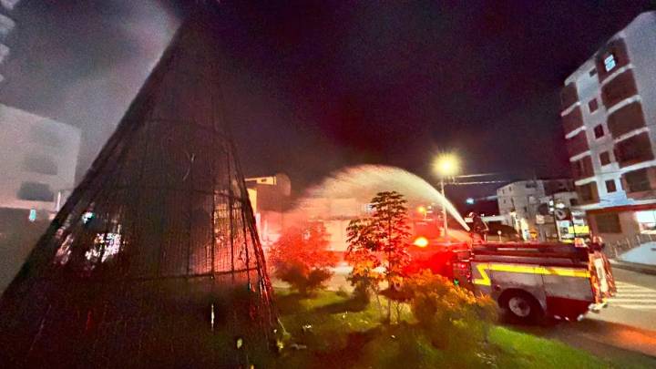 El grinch de Guarne: un hombre, aparentemente borracho, orinó y le prendió fuego al árbol de Navidad