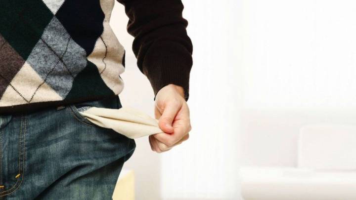 Crece la brecha social: la clase alta piensa en viajar, mientras la clase media hace "malabares"