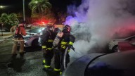 Incendio de auto en la Plaza Las Américas moviliza a cuerpos de emergencia