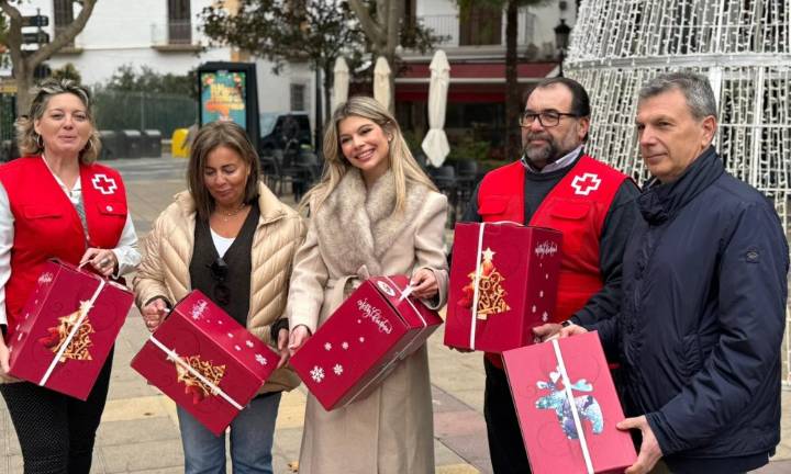 Aguas de Lorca refuerza su compromiso social con 1.600 euros y 80 cestas navideñas para Cruz Roja y Cáritas