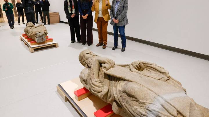 La familia Franco devuelve las estatuas de Abraham e Isaac de la Catedral de Santiago más de 70 años después