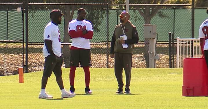 Bucs sign Jason Pierre-Paul to practice squad