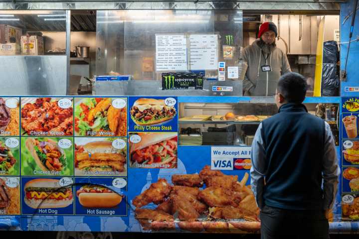 Los vendedores de comida callejera de Nueva York son homenajeados en un museo