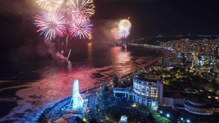 Año Nuevo 2026 en Chile: Las comunas que confirmaron fuegos artificiales y shows en vivo