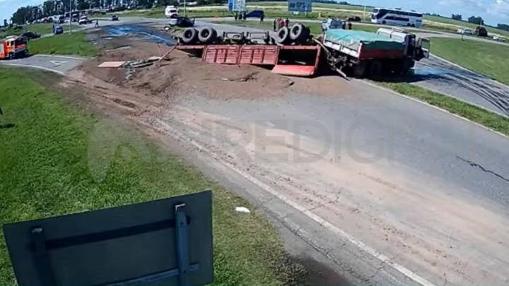 Un camión volcó tras chocar contra un auto y la ruta 34 quedó totalmente cortada