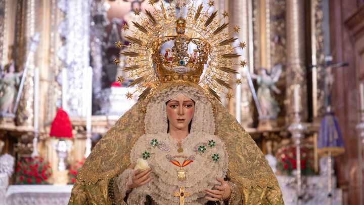 La Macarena vuelve al culto después de cuatro meses fuera por su restauración