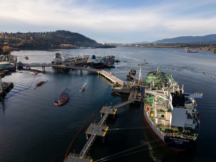 Poilievre puts pressure on Liberal caucus over proposed West Coast pipeline