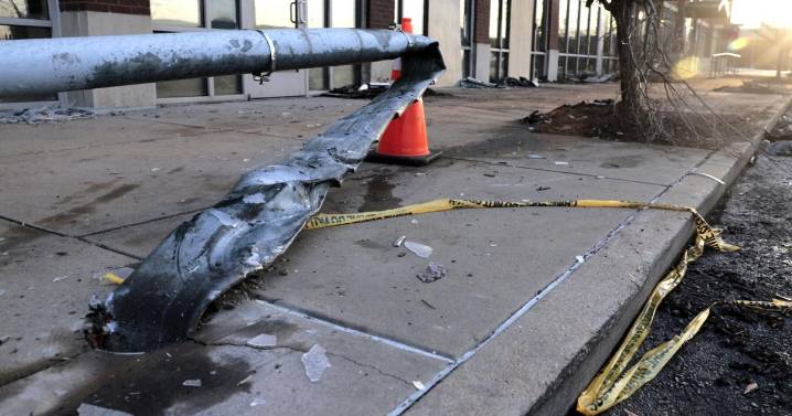 St. Louis police ID man who died in crash fleeing officers