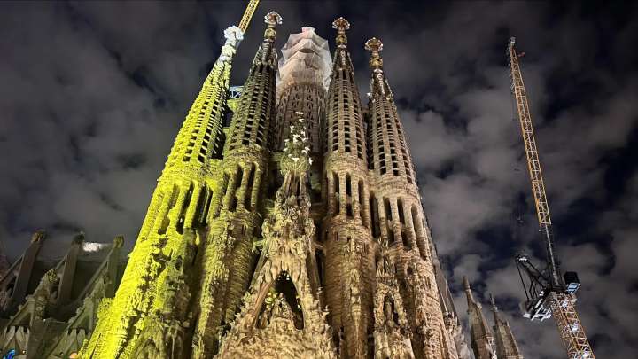 La Sagrada Familia ilumina la única torre que Antoni Gaudí vio levantada para celebrar el centenario desde su culminación