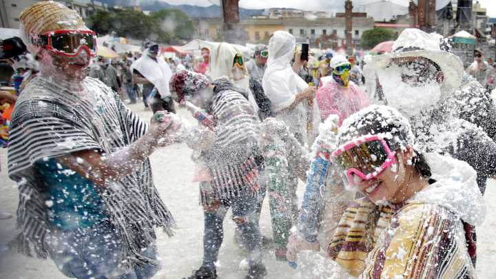 Polémica | Juzgado de Pasto ordenó suspensión del talco en Carnaval de Blancos y Negros, pero en la Alcaldía lo admitirán con ciertas restricciones
