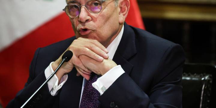 Canciller Hugo de Zela incómodo con preguntas de la prensa extranjera sobre Betssy Chávez: “Pensé que ya había sido claro”