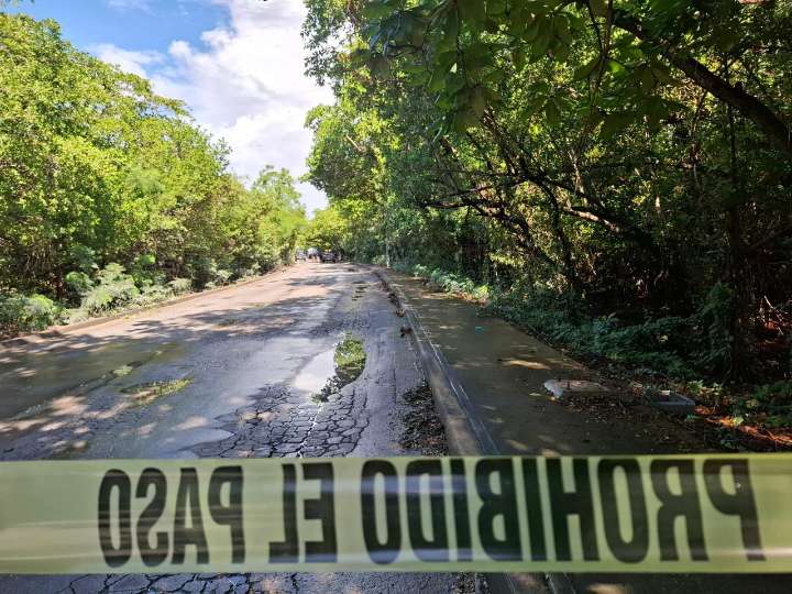 Hallazgo macabro en carretera a Punta Sam: encuentran cuerpo envuelto en sábanas y bolsas negras